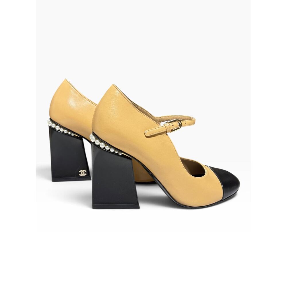 Chanel 2022 Metiers d'Art Pearl CC Cap Toe Mary Jane Pumps Beige Black 38 8 - Picture 6 of 12